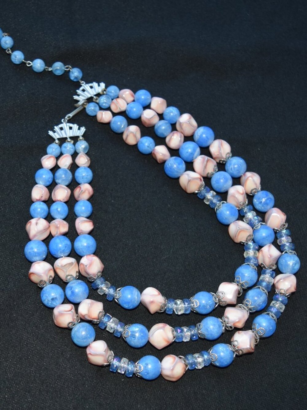Retro Mid Century VTG Blue & Rose Collar Necklace 3 strand Plastic Beads